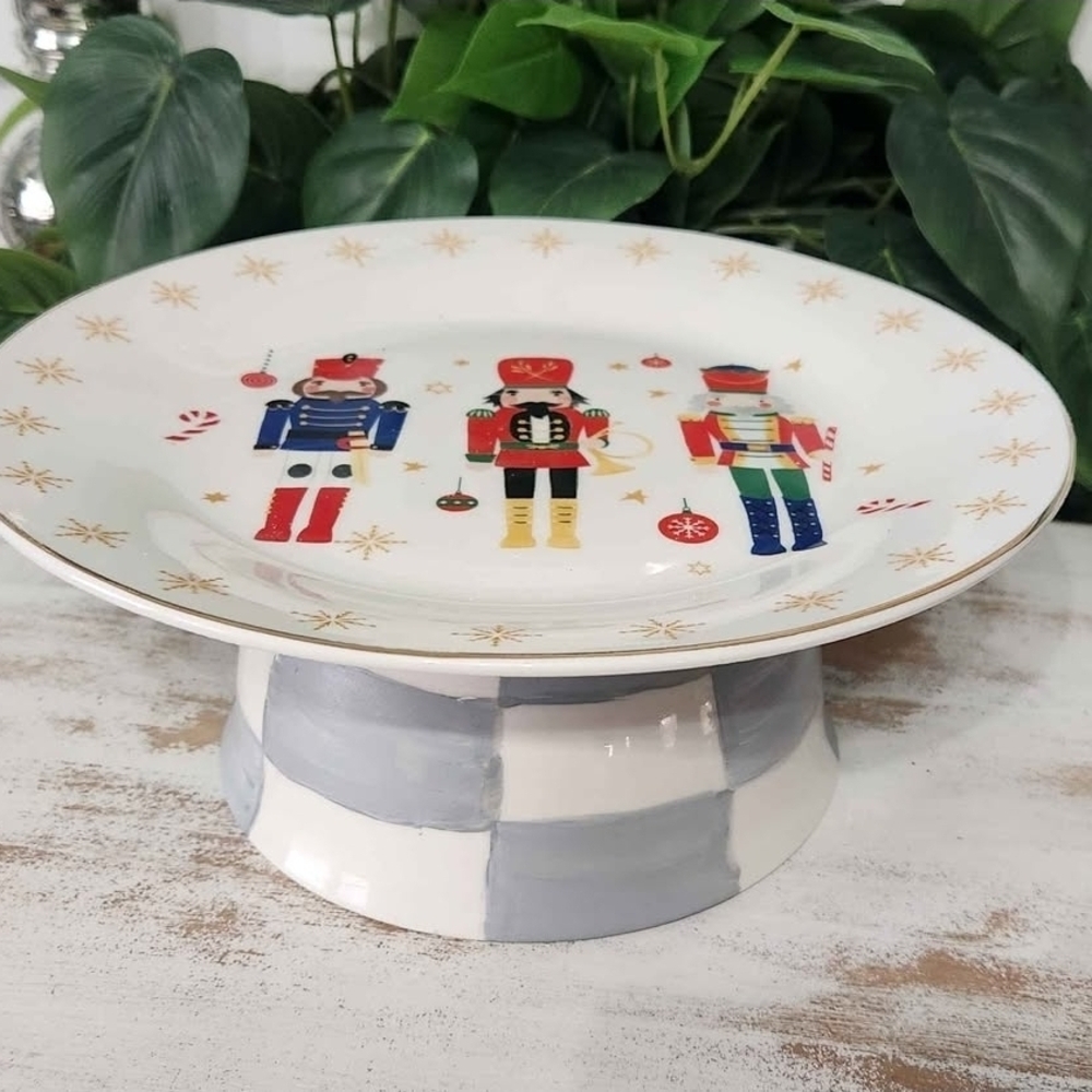 Festive Nutcracker Cake Stand - Picture 2 of 3